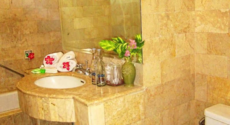 Hotel Ratna Kuta Lombok Buitenkant foto